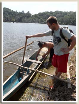 Et voilà, les pieds dans l'eau au bord d'une île, tenant la rame pendant que notre